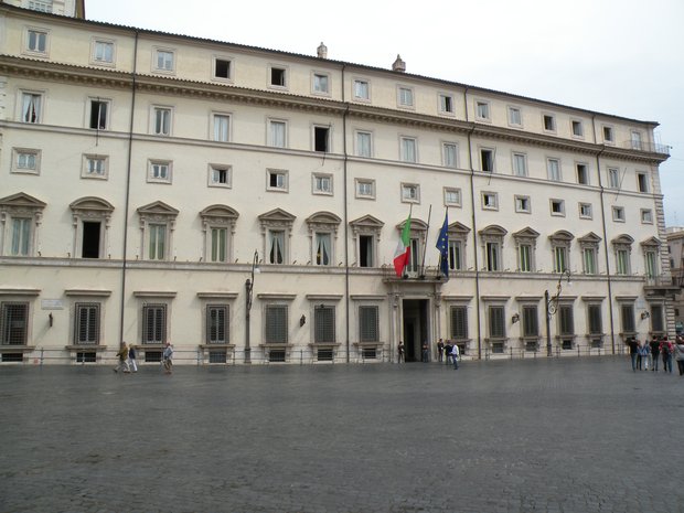  bâtiment officiel, drapeaux italien et européen